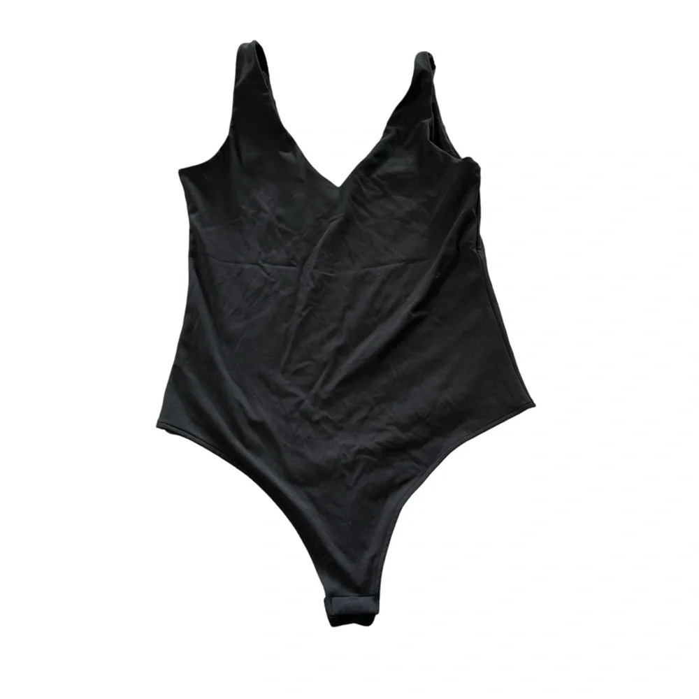 Women's black v-neck bodysuit size medium, new no tags